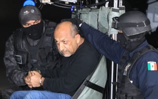 Detenido. Imagen de Servando Gómez cuando es trasladado por elementos de la Policía Federal.