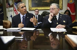 Policía.  Barack Obama (i), y el nuevo comisario del departamento de Policía de Filadelfia, Charles Ramsey. (EFE)