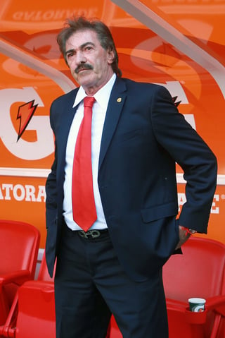 El director técnico argentino Ricardo Antonio La Volpe asegura que falta arreglar un 'asunto pendiente' con Chivas para volver a dirigir. Asegura La Volpe que le deben finiquito en Chivas