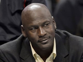 Forbes consideró que Michael Jordan tiene 416 millones de dólares invertidos en los Hornets y 600 millones fuera de él. (AP)