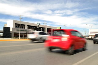 Le pisan al acelerador. En el monitoreo de la Dirección de Vialidad realizado en la rúa Torreón-San Pedro se detectaron vehículos que circulan a más de 100 kilómetros por hora. La autoridad pretende endurecer la vigilancia por medio de cámaras, radares y lectores.