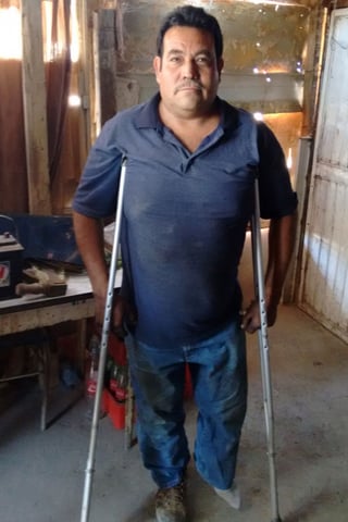 Ayuda. Don Emilio necesita un clavo para poder seguir caminando adecuadamente, sufre de poliomielitis.