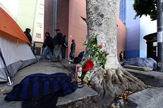 Flores y velas han sido colocadas en el lugar donde varios policías han matado a un indigente tras un altercado en el centro de Los Ángeles. (EFE)