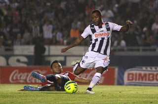 El colombiano Dorlan Pabón anotó el tercer gol en el partido de ayer entre Monterrey y Veracruz, en el estadio Tecnológico. (Jam Media)