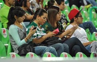 Algunas asistentes al estadio de los Guerreros encontraron algo más entretenido que el partido de su equipo. (Fotografías de Ramón Sotomayor)
