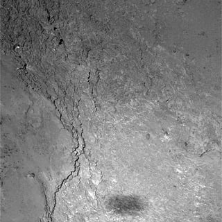 La foto, con una resolución de 11 centímetros por pixel, cubre una superficie de 228 x 228 metros del cometa y fue tomada por el instrumento Osiris de dos cámaras, incorporado en la nave Rosetta. (EFE)