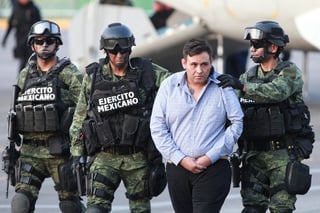 Capturado. Treviño es trasladado por elementos del ejército mexicano tras su captura.