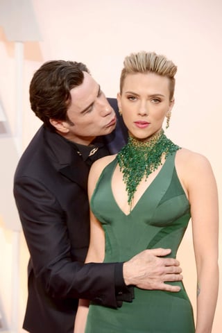 Burlas. La reacción de Scarlett ante el beso de Travolta generó una serie de memes en las redes.