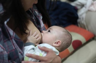 Es indispensable que los bebés reciban leche materna desde la primera hora de vida, ya que además de prevenir enfermedades infecciosas y crónicas, permite un adecuado desarrollo motor e intelectual. (ARCHIVO)