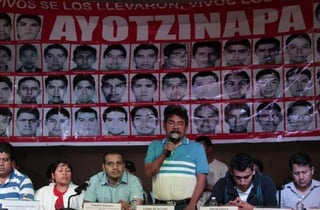 'Estamos decididos a no permitir que haya elecciones en Guerrero', advierten familiares de los normalistas; marchan al Congreso de Guerrero.