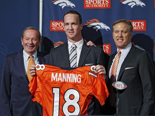 El mariscal de campo Peyton Manning firmó contrato y jugará su temporada 18 en la NFL. Sigue con los Broncos de Denver. Manning volverá con Broncos