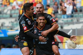 Jugadores del Leones Negros en festejo durante el juego de la jornada 9 en el Estadio Jalisco, tras anotarle a los Tigres.