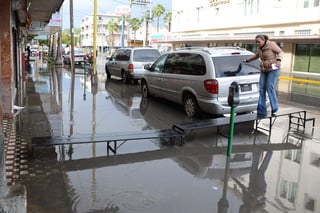 En Torreón, las áreas más afectadas fueron las del sur oriente de la ciudad, así como la zona comercial donde el agua entro hasta los negocios debido a que la red de drenaje fue superada por la lluvia. (EL SIGLO DE TORREÓN)