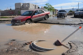 Así quedó. Los daños causados al pavimento de la ciudad fueron graves, según diagnóstico de la Junta de Mejoras Materiales. En la imagen, Paseo del Tecnológico y calzada Hacienda del Torreón. (JESÚS GALINDO)
