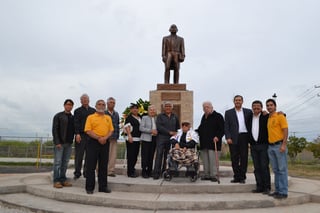 Monumento. Develan monumento en honor a Benito Juárez, por el 209 aniversario de su natalicio. (Edith González)