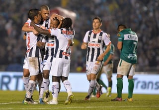 Jugadores de Monterrey celebran un gol ante León, durante un partido de la jornada 11 del Torneo Clausura en el estadio Tecnológico, en la ciudad de Monterrey. (EFE)