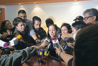 La madre del luchador, Luz Ramírez, emite un breve mensaje a los medios en el lugar donde se vela el cuerpo de su hijo Pedro Aguayo Ramírez.