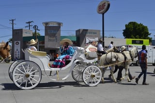 Paseo. Los cabalgantes con algunas carretas, dieron el toque de color en este desfile que disfrutaron cientos de familias de La Laguna de Durango. (EL SIGLO DE TORREÓN)