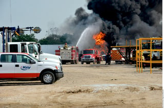 Fuego. Tres vehículos de la empresa resultaron incendiados en el ataque perpetrado el domingo por un comando. (Agencia Reforma)