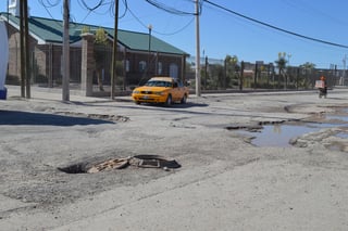 Caos vial. La calle Gilberto Rodríguez del ejido Zaragoza se encuentra prácticamente destrozada desde hace varias semanas. (ROBERTO ITURRIAGA)