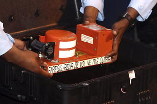 Las 'cajas negras' comenzaron a utilizarse en 1958 y son dos aparatos de unos 4.5 kilos y del tamaño de una caja de zapatos, de color rojo o naranja con bandas reflectantes para facilitar su localización, aunque suelen volverse negras por las llamas cuando el aparato se incendia. (EFE)