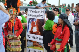 A favor de la vida. Católicos laguneros realizaron ayer una procesión en protesta contra el aborto. (Roberto Iturriaga)