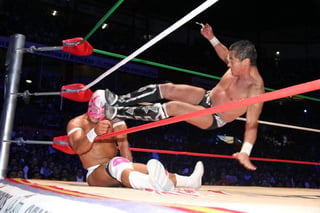 El luchador Negro Casas (der) en un lance contra el luchador Shocker en una función en la Arena México. (Archivo)