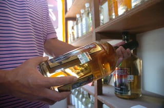 Las bebidas que más se adulteran en México de acuerdo a cifras oficiales son el tequila, ron, brandy, coñac y whisky. (ARCHIVO)