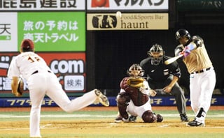 Los estadios de beisbol en Japón tienen redes protectoras alrededor del terreno, pero a menudo los batazos llegan a las gradas. (ESPECIAL)