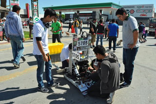Creación. La promoción de su robot se realizó en el Paseo Colón del pasado domingo. (Guadalupe Miranda)