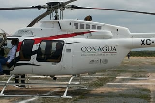 De lujo. El alcalde de Torreón y la diputada lagunera llegaron a bordo de un helicóptero oficial de la Conagua.