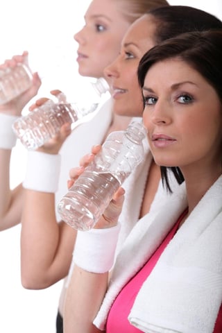 Por cada litro de sudor que se evapora de nuestro cuerpo perdemos alrededor de 600 calorías, de ahí la importancia de beber agua. (ARCHIVO)