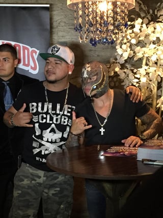 El luchador Rey Mysterio Jr. (derecha), durante un evento el pasado jueves; el gladiador dijo que hará un homenaje al Perro Aguayo Jr. (Agencia El Universal)