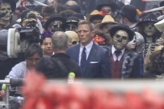 Daniel Craig arribó al sitio poco antes de las 9 de la mañana y de inmediato se metió entre 200 extras personificados de Día de Muertos, que rodean la aeronave. (El Universal)
