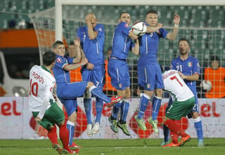 Ivelin Popov cobra un tiro libre para Bulgaria en el partido de calificación para la Eurocopa 2016 ayer. (AP)