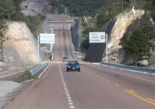 Convergen. La autopista y carretera libre Durango-Mazatlán incrementa su aforo vehicular porque de todas las carreteras llegan a esta rúa.