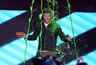 Nick Jonas no se salvó de bañarse en Slime, una sustancia verde y pegajosa tradicional en esta entrega. (AP)
