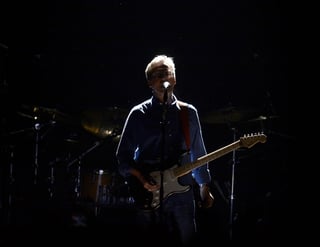 Eric Clapton, considerado uno de los mejores guitarristas de todos los tiempos y quien se encuentra en el Salón de la Fama del Rock, festeja este lunes su cumpleaños número 70, a la espera de lanzar una colección de discos con sus grandes éxitos titulada “Forever man”. (ARCHIVO)