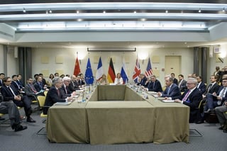 Negociación. En la imagen se observan representantes de las seis potencias mundiales junto a sus similares de Irán.