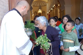 Celebración. Cientos de feligreses abarrotaron la parroquia  para celebrar el Domingo de Ramos. (MARY VÁZQUEZ)