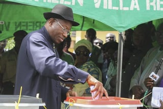 Nigeria completó el domingo las votaciones, después de que fallos en el sistema electrónico de acreditación y la falta de seguridad obligaran el sábado a suspenderlas en unos 300 colegios electorales. (EFE)