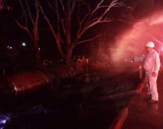 Juan Vargas Barahona es la décima víctima de la explosión de una pipa cargada con 60 mil litros de combustible ocurrida el pasado jueves en la carretera Villahermosa-Coatzacoalcos. (ARCHIVO)