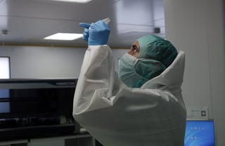 Análisis del ADN. Científicos forenses en Francia  trabajan con muestras de ADN. 