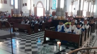 Fieles católicos abarrotaron la parroquia para presenciar también la renovación de los votos sacerdotales.  (El Siglo de Torreón) 
