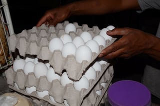 Alimento. Pusieron en marcha el programa de distribución de huevo subsidiado, a 48 pesos. (FERNANDO COMPEÁN)