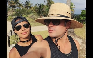 La pareja luce en una de las playas mexicanas, aunque se desconoce cuál sea, ambos con gafas obscuras y muy desenfadados posaron para la foto. (INSTAGRAM)