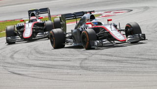 El presidente ejecutivo de McLaren, Ron Dennis, advirtió que pronto pelearán por los primeros lugares en la temporada 2015 de la Fórmula Uno. (ARCHIVO)