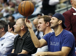 Tony Romo, junto a su compañero Jason Witten, en un partido de los Mavericks de Dallas en días pasados.