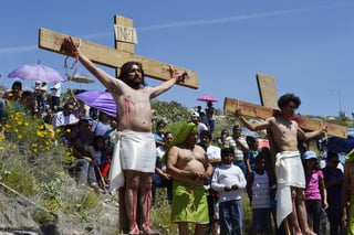 Se congregan. Seis mil personas revivieron la pasión y muerte de Cristo de la Catedral de Guadalupe al Cerro de la Pila. (Claudia Landeros)