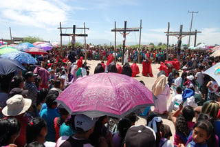 En el Calvario. Miles de personas llegaron al Calvario para atestiguar la muerte del hijo de Dios. (Mary Vázquez)